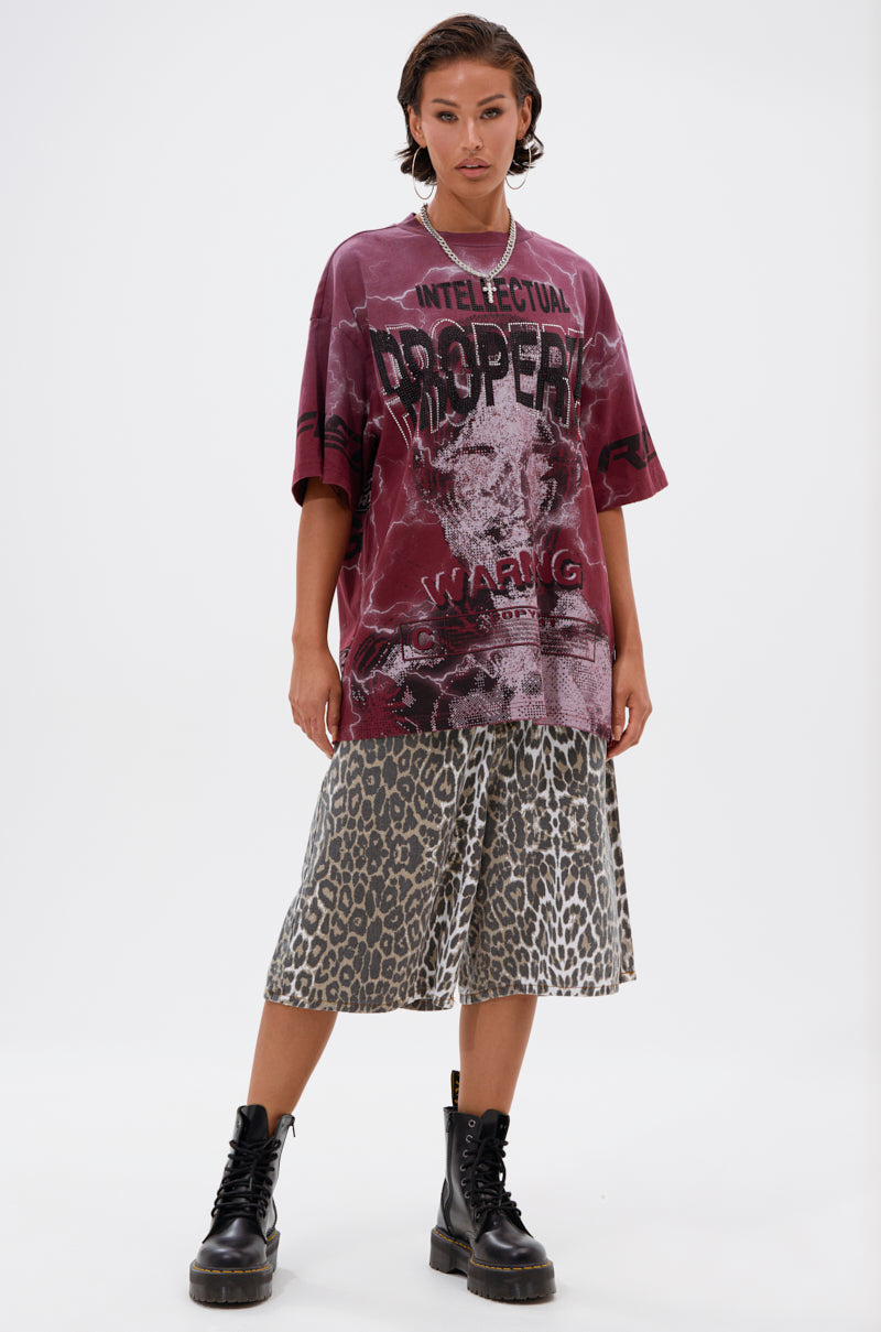 INTELLECTUAL PROPERTY GRAPHIC TEE IN BURGUNDY
