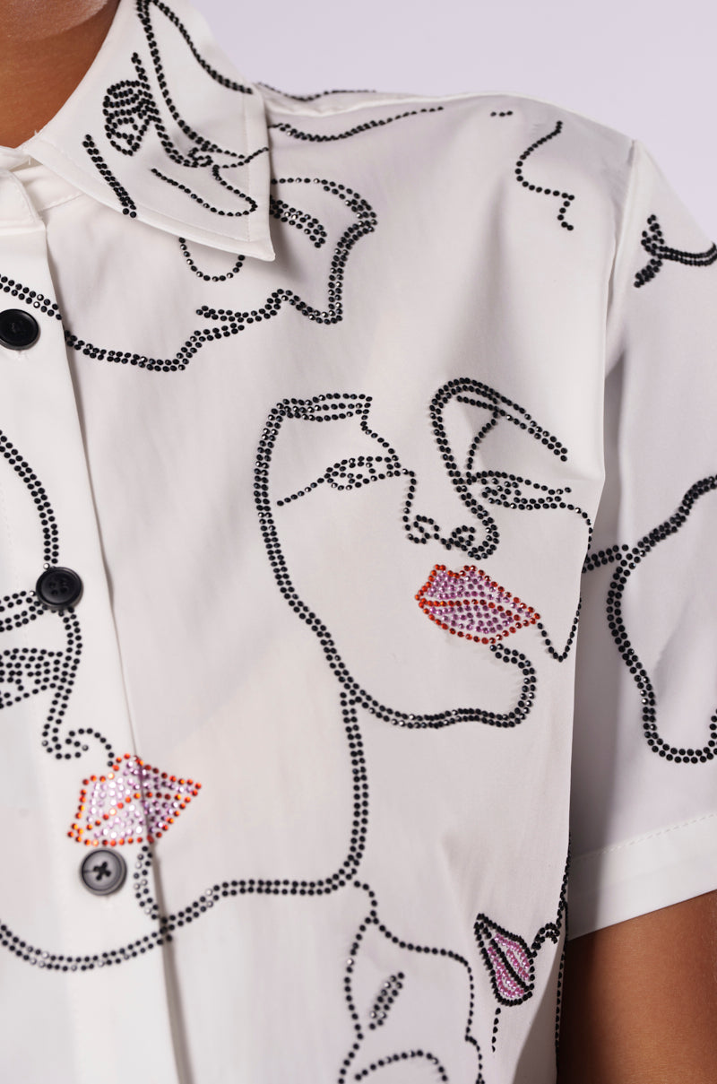 TOO MANY FACES BUTTON DOWN TOP