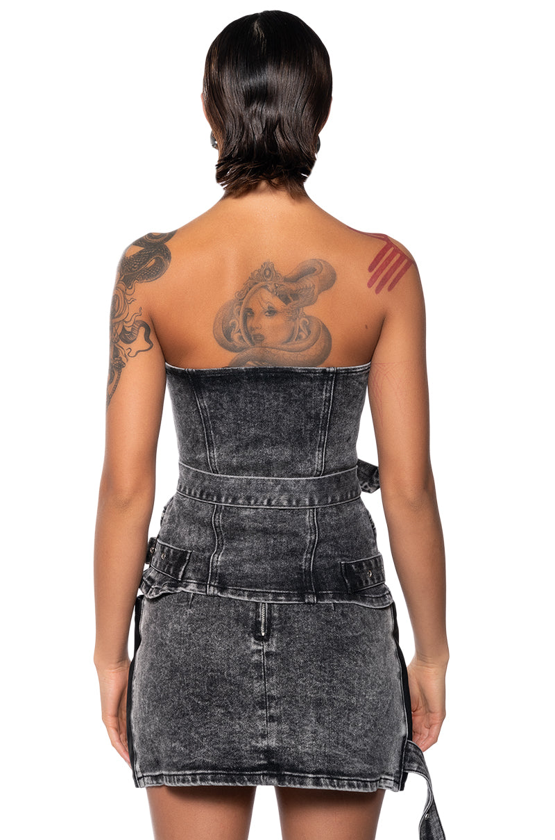 EXCLUSIVE LOOKS BELTED CORSET TOP